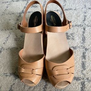 Hasbeens Swedish Clogs in a natural color leather